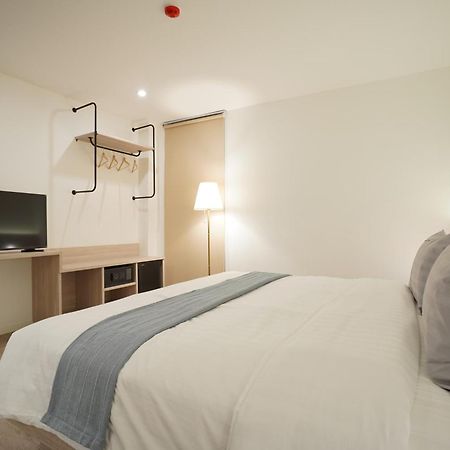 E11 Hotel - Bts Punnawithi Бангкок Экстерьер фото
