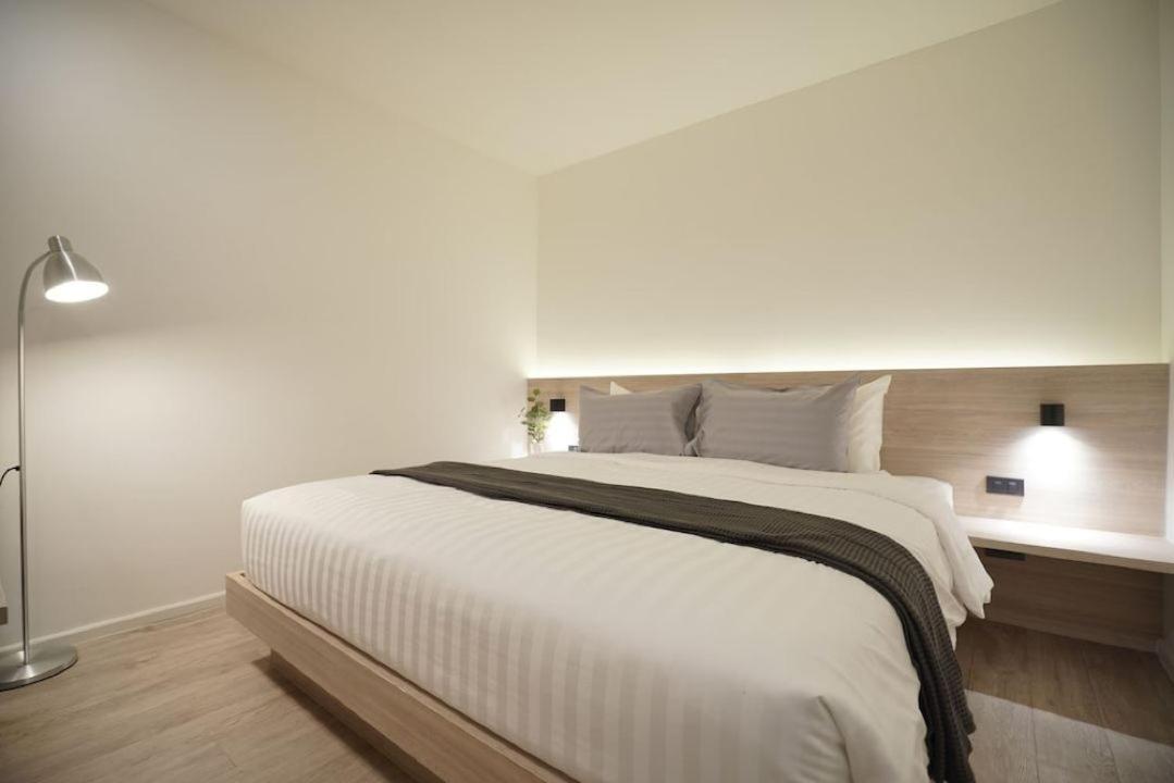 E11 Hotel - Bts Punnawithi Бангкок Экстерьер фото