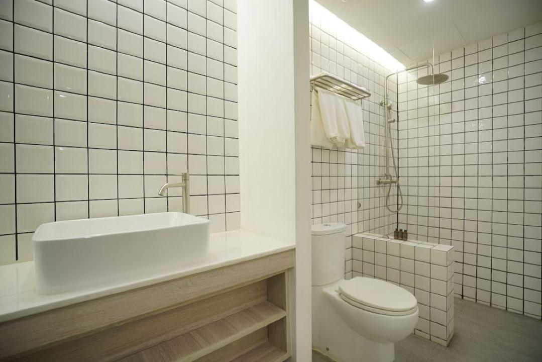 E11 Hotel - Bts Punnawithi Бангкок Экстерьер фото